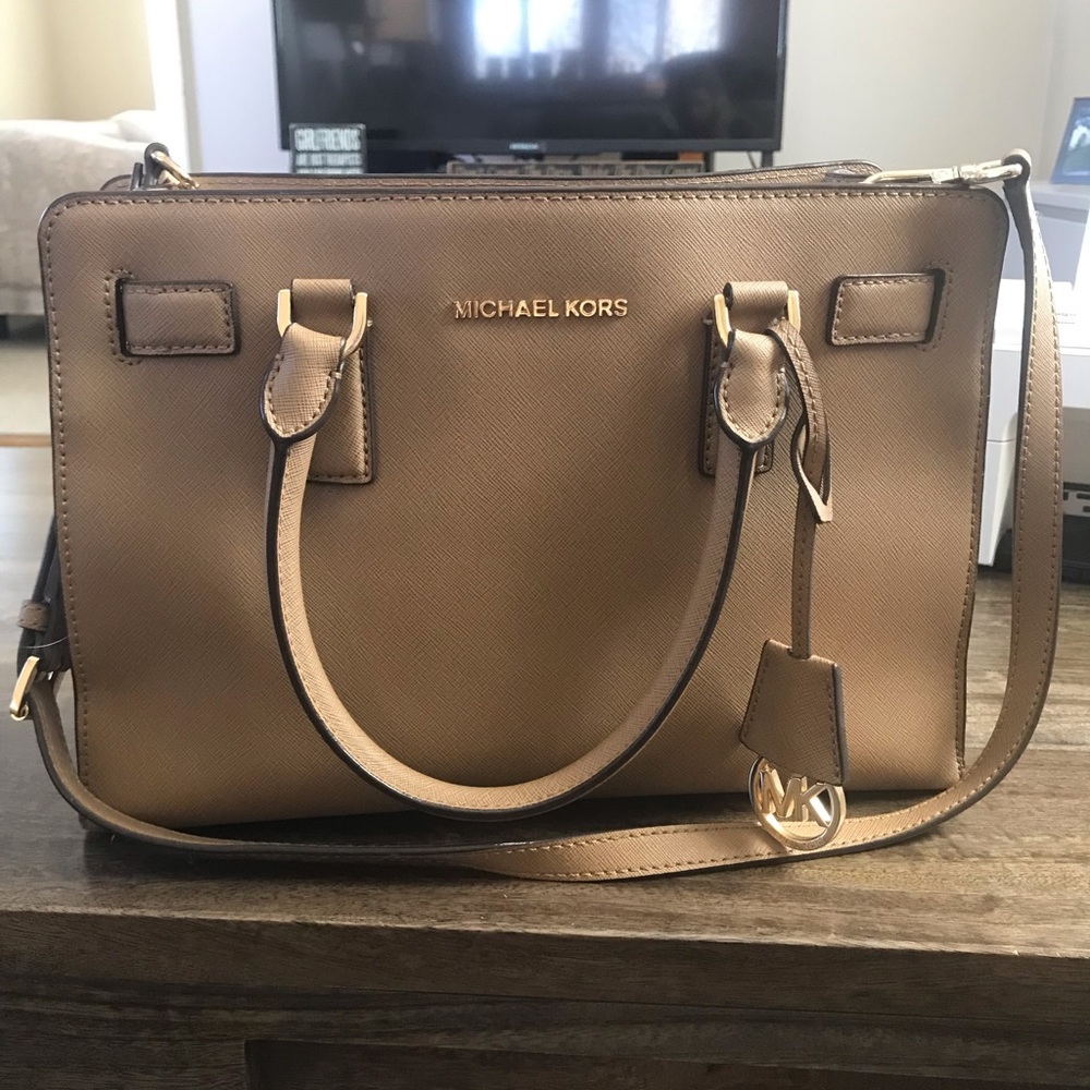 βοΈ Authentic Michael Kors Purse π - Picture 1 of 4